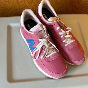 New Balance Women’s Pink Sneaker with Blue 'N' Accent, size 9, never worn!!
